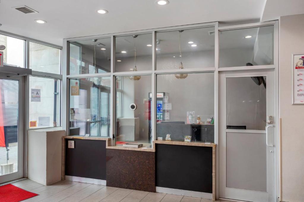 Red Roof PLUS Brooklyn - Flatbush Ave — photo 2