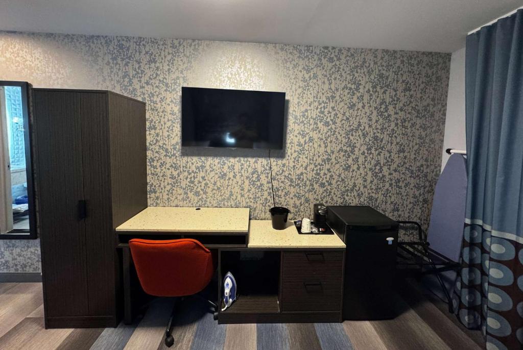 Photo of Super 8 by Wyndham Brooklyn Fulton Street Broadway — 5