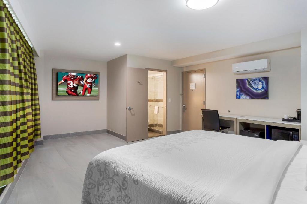 Photo of Red Roof PLUS Brooklyn - Flatbush Ave — 5