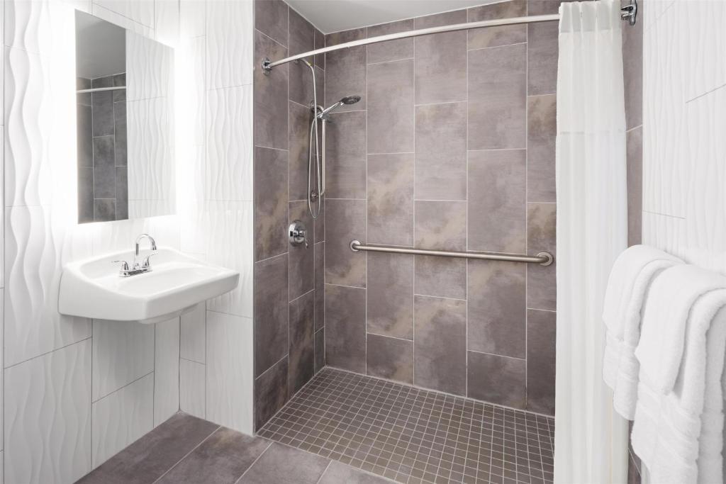 GLō Best Western Bronx NYC — photo 9